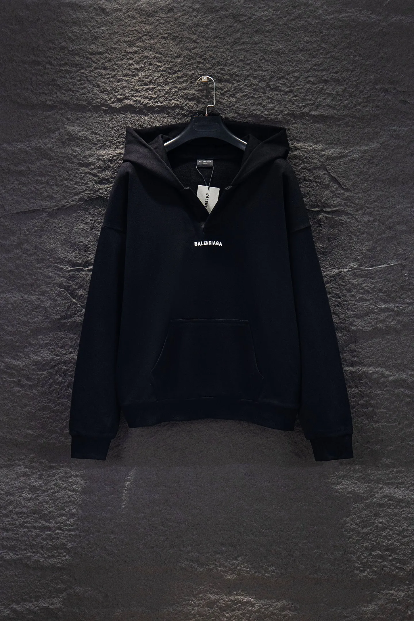 Style number: 5213#P154 🆕Balenciaga 26ss New Arrival open-chest embroidered hooded sweatshirt. The os version is really charming. Balenciaga is also really unique. The new styles of each season are made to the extreme. It is very practical and can be worn casually✔️ - ⚠️100% cotton Made of custom-dyed terry cotton sweatshirt surface, 420g double-ply double yarn, comfortable to the touch. It is made of imported knitting needle carded cotton. The thickness is moderate, drapey and contoured, and the upper body is comfortable! ! It is very tolerant to fat body types and can instantly lose five pounds after wearing it! Front panel #Back panel embroidery elements# The English letters are arranged artistically. Imported Tajima high-density heavy-duty embroidery technology. The fonts are three-dimensional and full. The chest-opening elements are added to the body, which greatly increases the interest of the clothing; unique visual effects. Hem Loose closing Double-layer fabric Good closing effect Exquisite hemming Color: Reactive black High-grade gray Gray white Size: XS-S-M-L